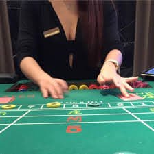 Antarmuka situs livetotobet dengan tampilan mobile di smartphone